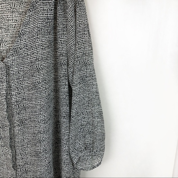 H&M Black and White 3/4 Sleeve V-Neck Blouse 10 - Picture 6 of 8